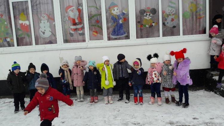 Балабақшадағы таза ауадағы еркін ойын