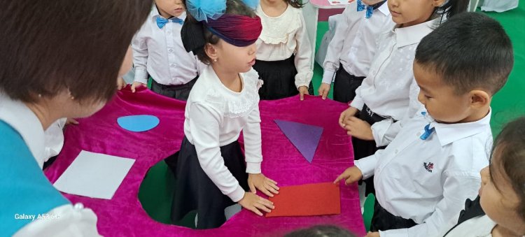 Тақырыбы : " Ғажайып математика" . Тәрбиеші: Өтепова Н,А
