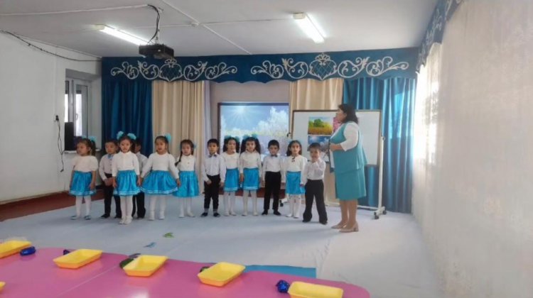 Ұйымдастырылған іс-әрекет "Бізді қоршаған әлем" "Еркем-ай" ересек топ . Тәрбиеші : Базылбаева А.